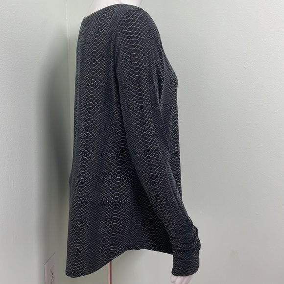Under Armour women’s long sleeve black snake print top - Picture 4 of 6